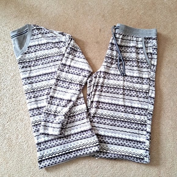 Nautica Pajama Set - 2  Piece Fleece Set Long Sleeved Soft Size Medium NWOT - Picture 2 of 13